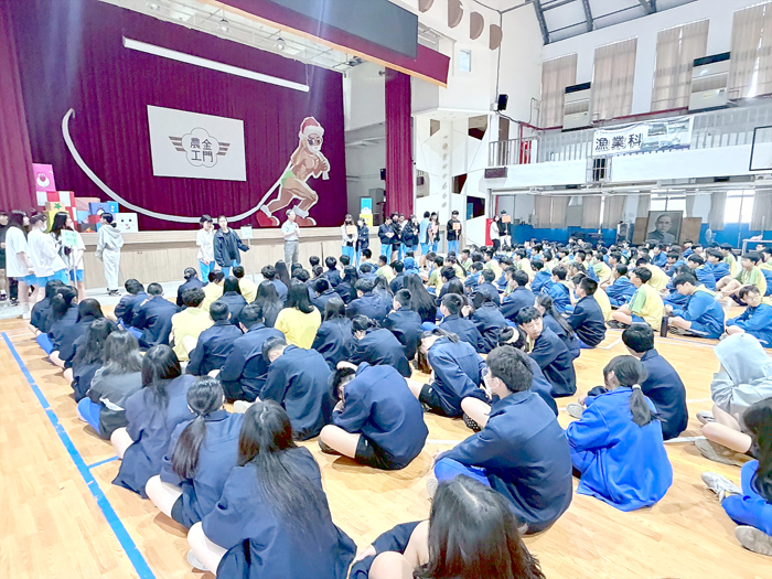 金沙國中辦理八年級職探之旅，盼藉以襄助學子在實作中看見職業的多元樣貌，為未來的適性選擇踏出堅實的一步。（金沙國中提供）