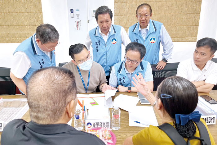 縣長陳福海率領縣府團隊與鄉親面對面交流，傾聽民意、回應訴求，展現積極為民服務的施政作為。（莊煥寧攝）