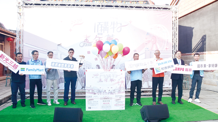 「2026金門購物嘉年華」主檔期活動於後浦十六藝文特區熱鬧登場，吸引大批民眾攜家帶眷前往參與。（莊煥寧攝）