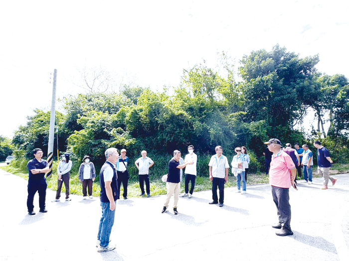 金沙鎮公所與金沙鎮民代表會下鄉實勘基層建設情形。（金沙鎮民代表會提供）