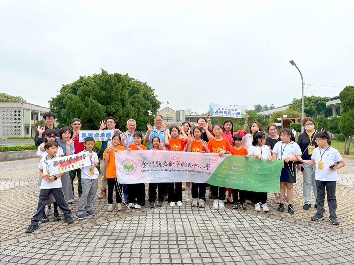 金寧中小學國小部迎來臺北市文山區萬興國小來校交流，副縣長李文良也特別到場互動同樂。（金寧中小學提供）
