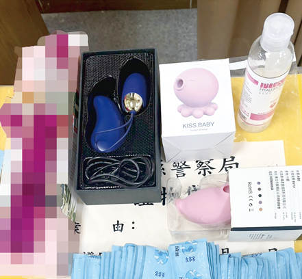 檢警查獲性輔具、情趣用品、潤滑液及保險套等證物。（金湖警分局提供）