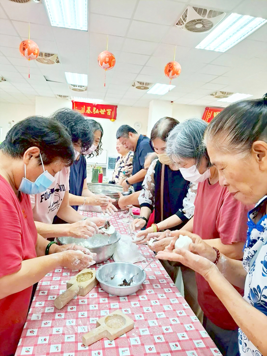 學員體驗糕點製作流程。（金寧鄉公所提供）