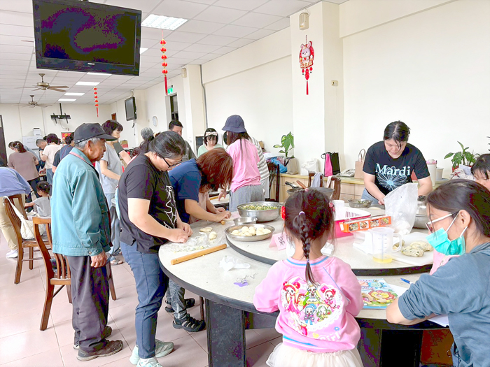 農試所辦理「韭菜餅製作教學課程體驗活動」，帶民眾親手解鎖美味韭菜餅的製作祕訣。（農試所提供）