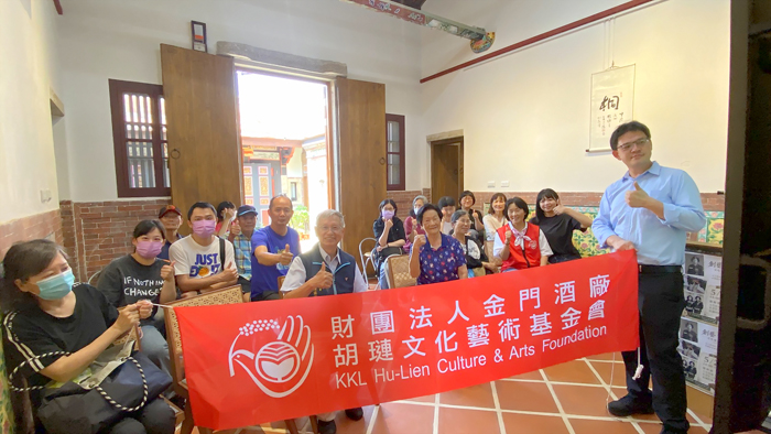 張秋香重返昔日駐地塔后22﹐於胡璉學堂分享珍貴的金門戰地女性記憶。（胡璉文化藝術基金會提供）