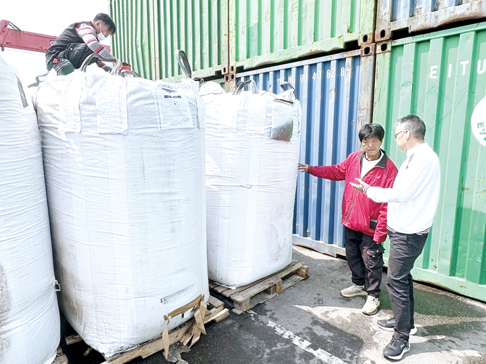 議員蔡其雍（右）關切肥料品質。（蔡其雍服務處提供）