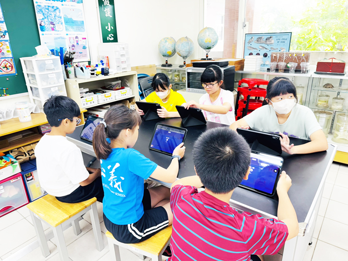遠東鐵櫃鋼鐵集團捐贈正義國小40台全新蘋果平板電腦。（正義國小提供）