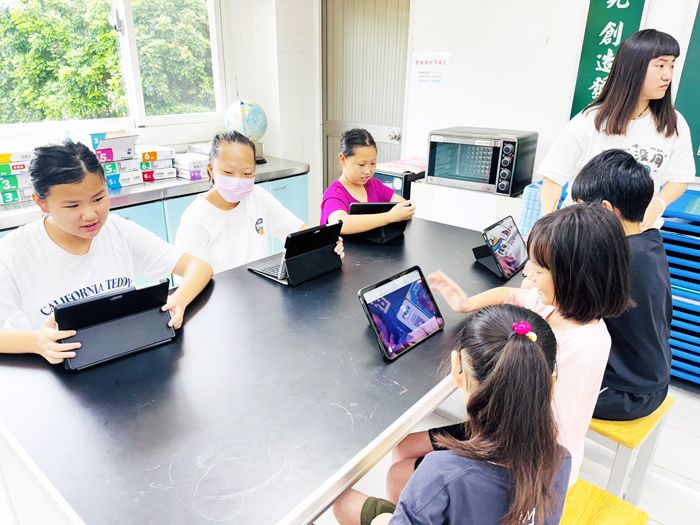 遠東鐵櫃鋼鐵集團捐贈正義國小40台全新蘋果平板電腦。（正義國小提供）