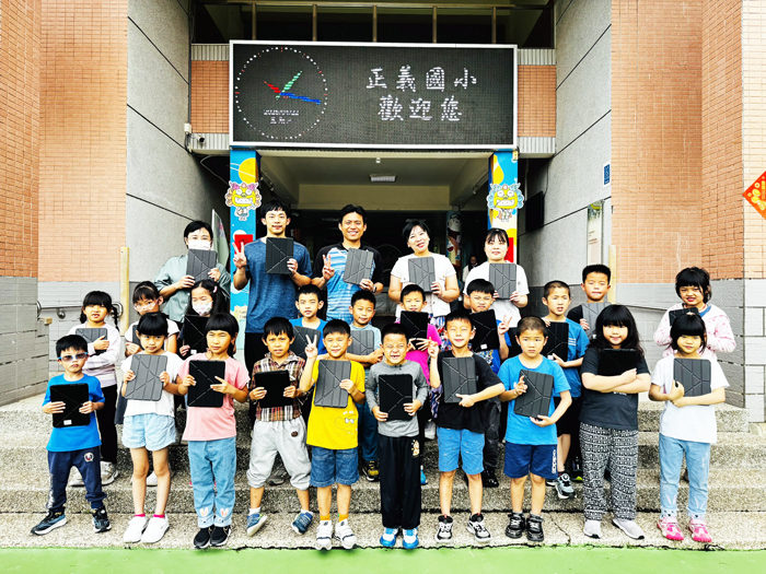 遠東鐵櫃鋼鐵集團捐贈正義國小40台全新蘋果平板電腦。（正義國小提供）