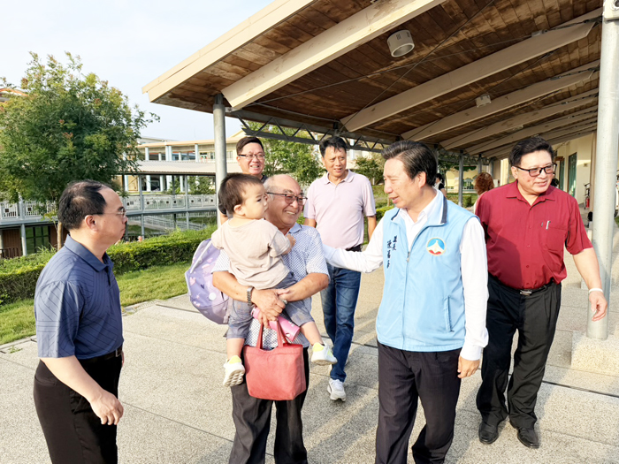 超前部署幼教需求，陳福海關心開瑄國小增班及校園發展規劃。（李映蓉攝）