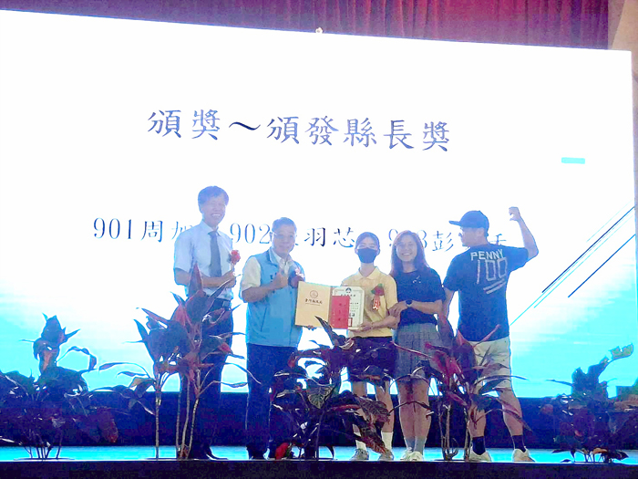 金沙國中畢業典禮頒發各獎項。（李薇薇攝）