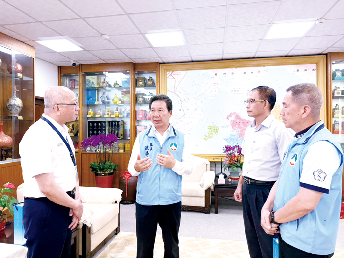 內政部移民署金門行政中心召集人鄭明昌榮調辭行拜會縣府，縣長陳福海感謝移民署長期協助地方業務推動。（李映蓉攝）