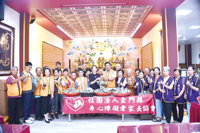 金門玄空寺攜手朝陽慈善功德會金門分會致贈500顆健康素粽給金門縣身心障礙者家長協會及身障家庭，由理事長歐陽彥森與理監事代表接受。（莊煥寧攝）