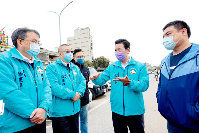 縣長陳福海視察北堤路停車場，積極為城區尋找更多停車空間。（縣府提供）