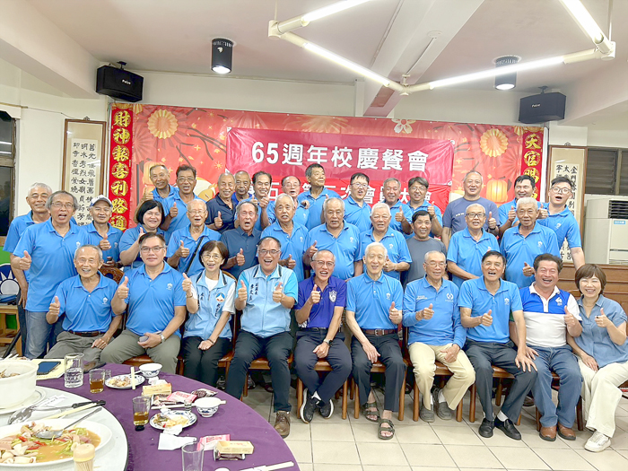 臺體大金門校友會舉辦會員大會暨聯誼活動，來賓和金門校友合影。（臺體大金門校友會提供）