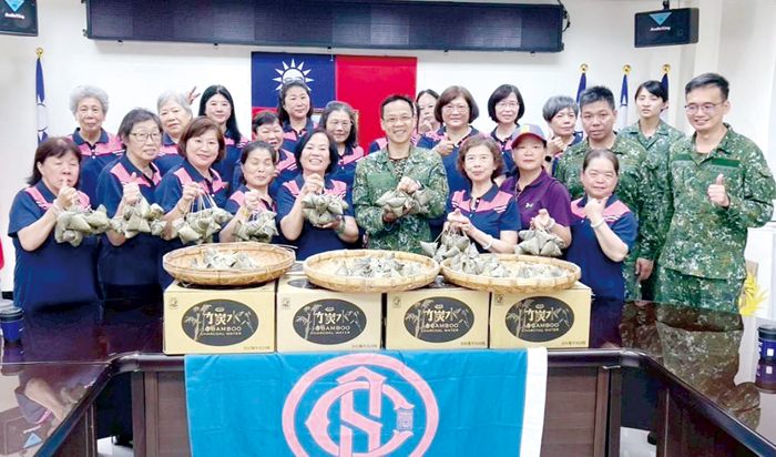 許玉昭議員（前排右二）率青溪婦女協會關懷後備官兵。（蔡麗玉攝）