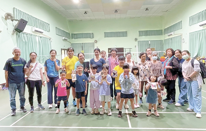親子共同分享創作成果，現場充滿溫馨歡樂的氣氛。（述美國小提供）