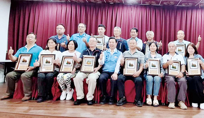 縣長陳福海表揚長期協助縣政推動與服務鄉里的基層民政幹部。（蔡麗玉攝）