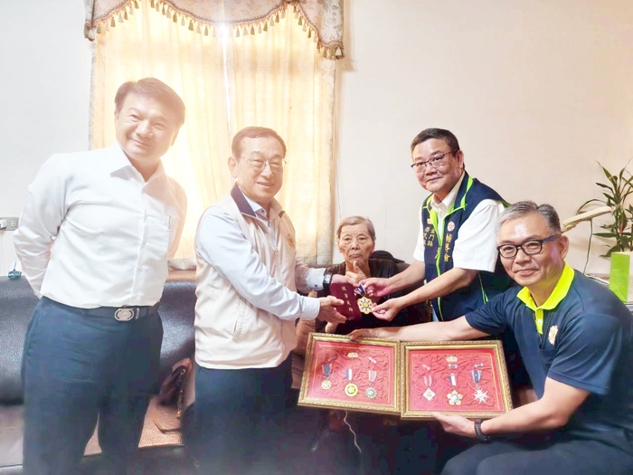 端節前夕輔導會傅副主任委員訪慰地區資深榮民陶文懋。（榮服處提供）