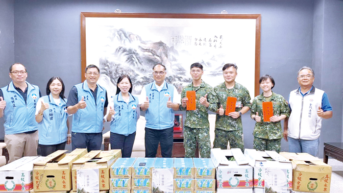 副縣長李文良率隊前往金門守備大隊機步營、運輸連及陸軍金門地區支援營醫療連等單位端節慰問。（蔡麗玉攝）