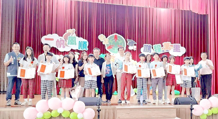 中正國小舉行115級畢業典禮，各界貴賓到場祝賀，勉勵畢業生帶著夢想與勇氣迎向嶄新的國中生活。（蔡麗玉攝）