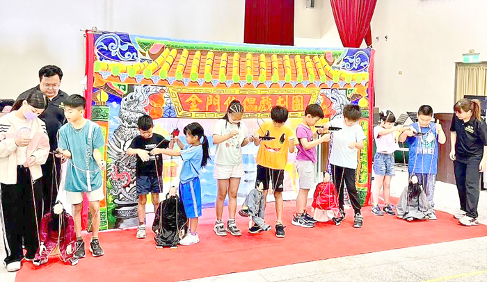 金門傳統傀儡戲校園巡迴演出與體驗互動。（金門傀儡戲劇團提供）