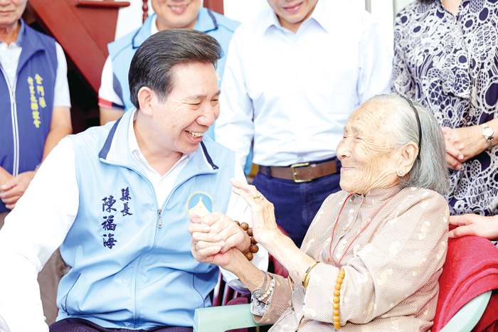 在縣長陳福海施政努力下，金門縣的「高齡友善滿意度」獲得極高評價。（縣府提供）