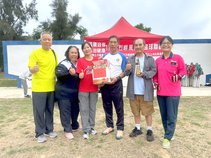 林宜蘭（左三）頒發冠軍獎給烈嶼隊。（烈嶼鄉體育會提供）
