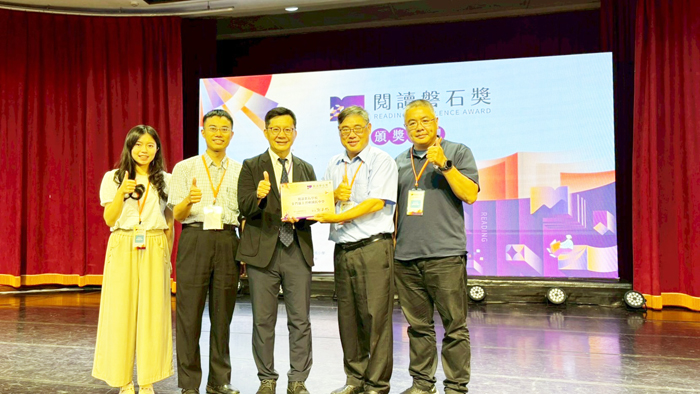 烈嶼國中獲得教育部評選為115年度「閱讀磐石獎」亮點學校，由烈中校長黃文華（右二）代表學校接受榮譽獎項。（烈嶼國中提供）