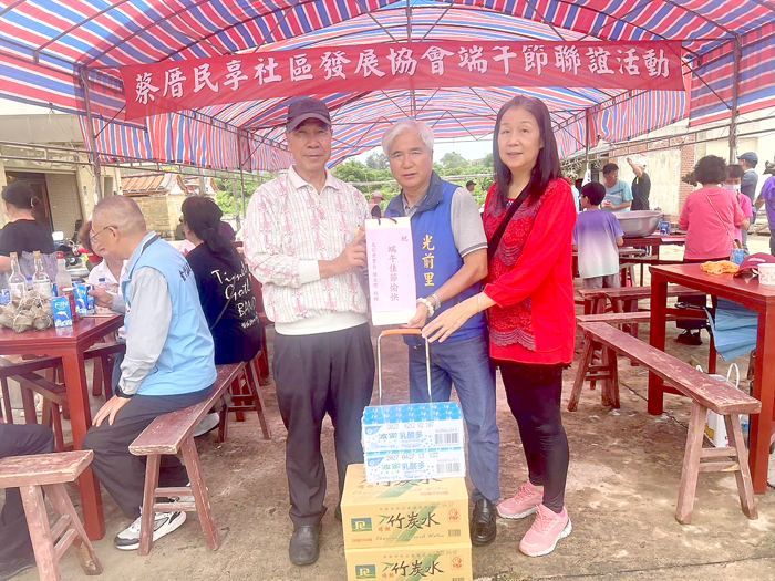 鄉親熱情參與，現場洋溢濃厚的節慶氛圍。（照片提供陳文傑里長）