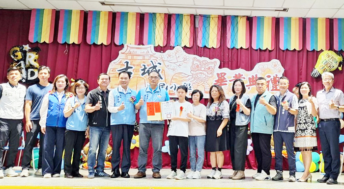 古城國小畢業典禮頒發縣長獎與會貴賓合影。（蔡麗玉攝）
