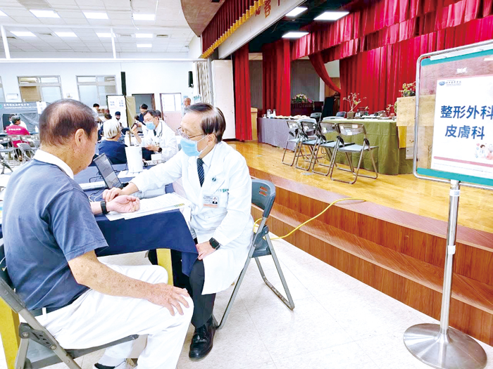 台中慈濟醫院院長簡守信率領醫療團隊到金門義診：簡守信院長親自看診。（慈濟提供）