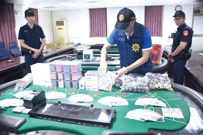 金城警分局偵破桌遊館賭場，當場查獲負責人、工作人員及賭客等共12人到案，依法移送偵辦。（金城分局提供）