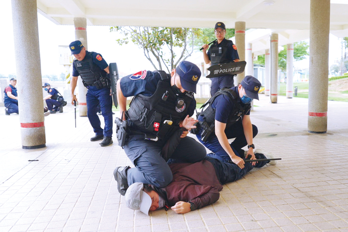 金門縣警察局於金城鎮莒光共融公園辦理「快速組合警力打擊犯罪」實警演練。（縣警局提供）