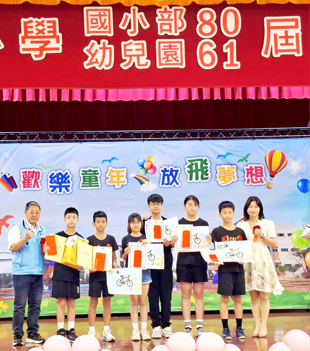 王登緯參議頒發縣長獎、及整體績優獎。（李薇薇攝）