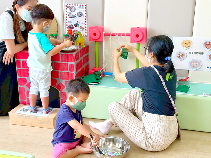 孩子們用最安全、有趣的方式「玩」出對傳統節日的認知。（蘭湖親子館提供）