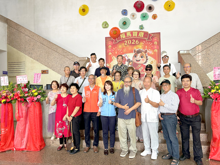 「翰墨情緣—兩岸書畫交流展」於文化局開幕，與會人員合影。（許加泰攝）