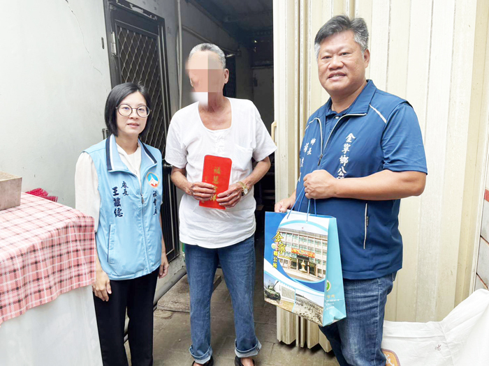縣府攜手金寧鄉公所，慰問弱勢家庭並致贈慰問金。
（金寧鄉公所提供）