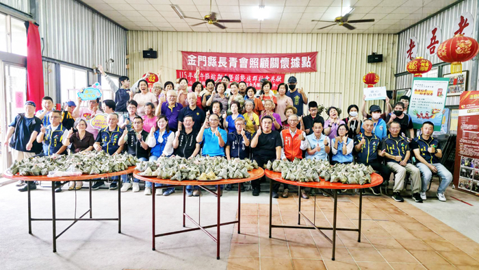 長青會號召志工一起包粽。（許峻魁攝）