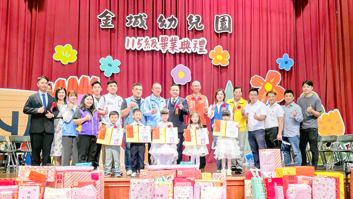 秘書長張瑞心代表頒發縣長獎，獲獎小朋友與貴賓們合影。（許峻魁攝）
