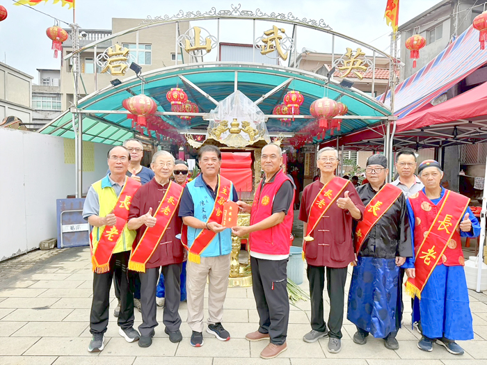 鎮長陳文顧率同仁參與英武山岩廟醮慶。
（金湖鎮公所提供）