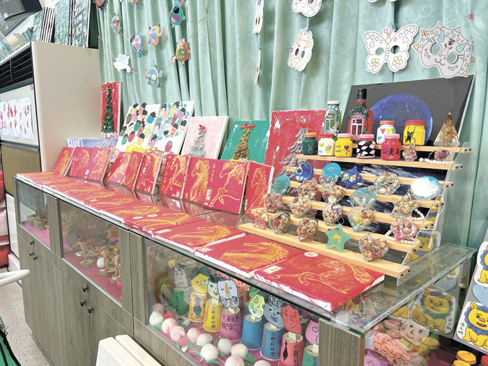 長輩們做的手作，一一陳列在展示櫃上。（林秉志攝）