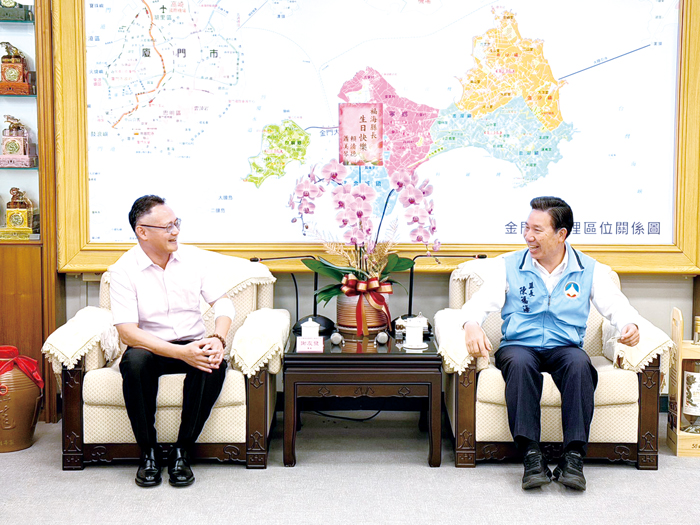 移民署金門行政中心召集人謝友發履新拜會縣長陳福海，盼攜手提升服務效能與交流品質。（李映蓉攝）