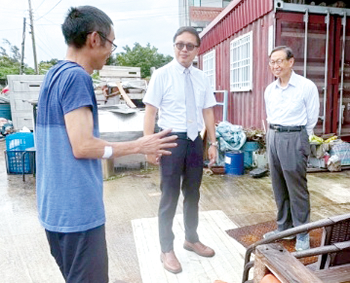 葉子誠（中）、吳成宗關懷慰問受保護管束人。（金門地檢署提供）
