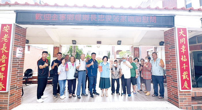 金寧鄉政團隊慰問大同之家。（金寧鄉公所提供）
