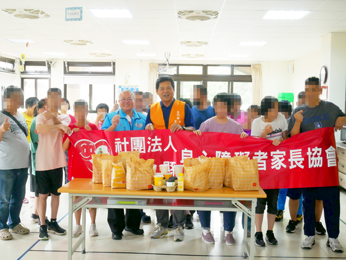 金門身心障礙者家長協會率領學員們共享麥當勞。（金門身心障礙者家長協會提供）