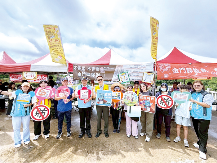 檢察長趙燕利向民眾宣導反賄選、反毒、防詐騙、兒少性剝削防制及修復式司法等重要議題並合照。（地檢署提供）