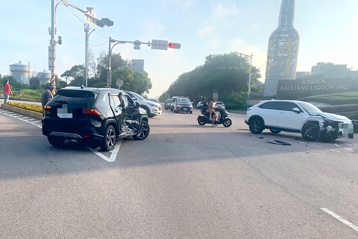 桃園路與盤果路口兩輛自小客車碰撞。（金城分局提供）