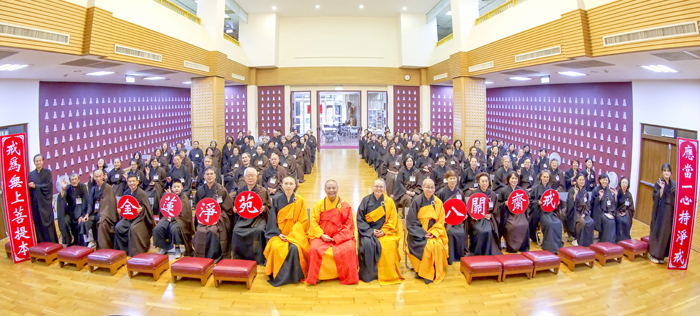 近百位民眾參加八關齋戒。（金蓮淨苑提供）