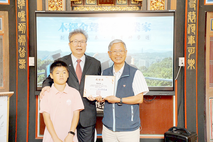 政治大學教育學院教授陳木金（中）主講「用曼陀羅思考法‧規劃創意人生」。（胡璉文化藝術基金會提供）